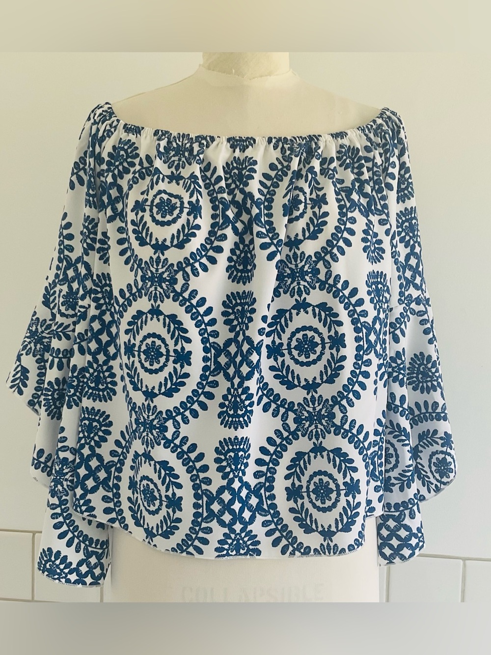 Off-Shoulder Blue and White Floral Medallion Print Off-Shoulder Top. Sz: L